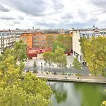 Eiffel Tower View Studio With Lift & Balcony